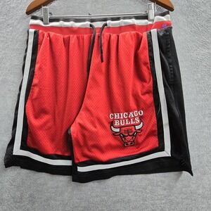 Chicago Bulls Men Activewear Shorts L Red Embroidered Ultra Game Sweat Team Logo